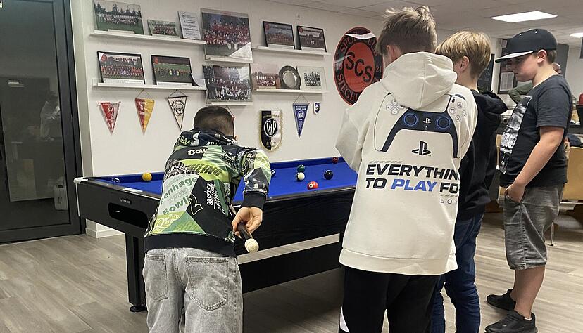 Billardspielen, Pfeile auf die Dartscheibe werfen oder einfach nur zusammensitzen und dabei eine Portion Pommes essen: Jeden Donnerstag ist das im Siegelsbacher Jugendtreff möglich. Billardspielen, Pfeile auf die Dartscheibe werfen oder einfach nur zusammensitzen und dabei eine Portion Pommes essen: Jeden Donnerstag ist das im Siegelsbacher Jugendtreff möglich.