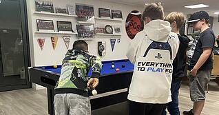 Billardspielen, Pfeile auf die Dartscheibe werfen oder einfach nur zusammensitzen und dabei eine Portion Pommes essen: Jeden Donnerstag ist das im Siegelsbacher Jugendtreff möglich.