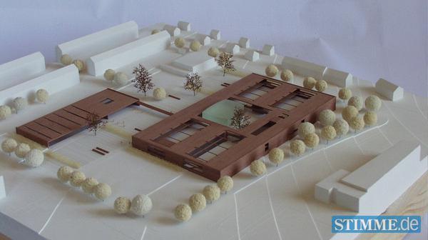 Juni 2004: Der Schulneubau nimmt Gestalt an. Die Wettbewerbsjury hat f&uuml;r den Entwurf der Architekten Broghammer, Jana und Wohlleber gestimmt. Auf einer 2,5 Hektar gro&szlig;en Fl&auml;che, die Teil der ehemaligen Kennedy-Siedlung ist, sind eine Grund,- Haupt-und Realschule sowie ein Gymnasium vorgesehen.