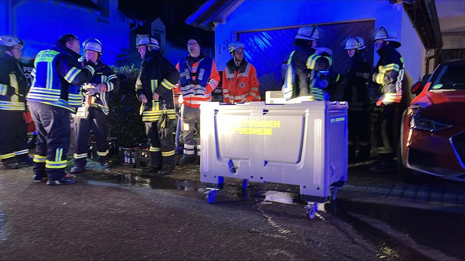 Brand in Oedheim: Feuer in Holzschuppen greift auf Dach eines Wohnhauses über Brand in Oedheim: Feuer in Holzschuppen greift auf Dach eines Wohnhauses über