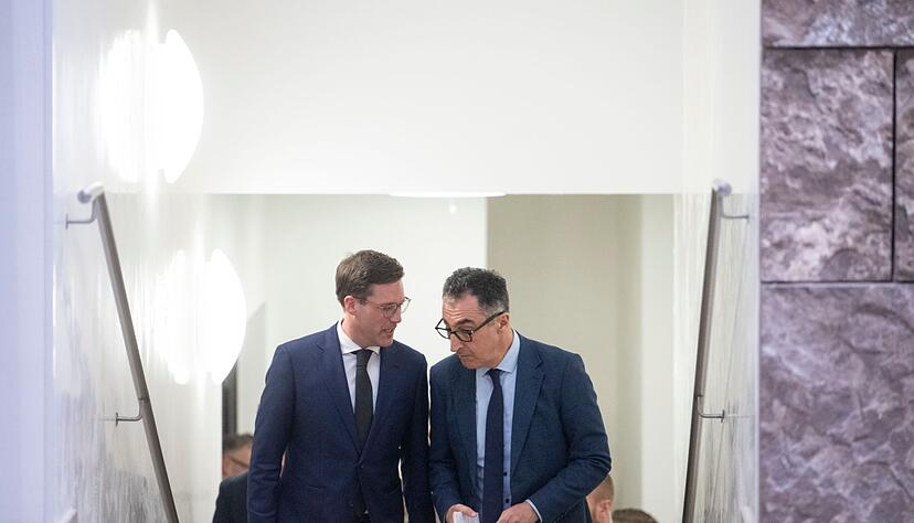 Finden die beiden eine gemeinsame Basis f&uuml;r eine weitere Zusammenarbeit ihrer Parteien? CDU-Chef Manuel Hagel und Gr&uuml;nen-Politiker Cem &Ouml;zdemir. (Archivbild)