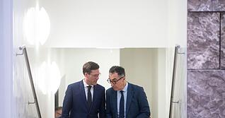 Finden die beiden eine gemeinsame Basis f&uuml;r eine weitere Zusammenarbeit ihrer Parteien? CDU-Chef Manuel Hagel und Gr&uuml;nen-Politiker Cem &Ouml;zdemir. (Archivbild)