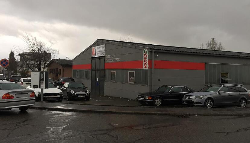 AM Fahrzeugtechnik ist aus der Halle bereits ausgezogen, die benachbarte Lackiererei soll bald folgen: Für ein Grundstück im Gebiet "Im Klauenfuß" liegt der Neckarsulmer Stadtverwaltung ein Bauantrag von KFC vor. AM Fahrzeugtechnik ist aus der Halle bereits ausgezogen, die benachbarte Lackiererei soll bald folgen: Für ein Grundstück im Gebiet "Im Klauenfuß" liegt der Neckarsulmer Stadtverwaltung ein Bauantrag von KFC vor.