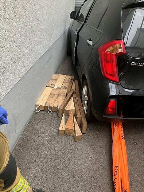 Ein wegrollendes Auto klemmte einen Mann ein. Die Feuerwehr zog das Fahrzeug weg und versorgte den Mann.
