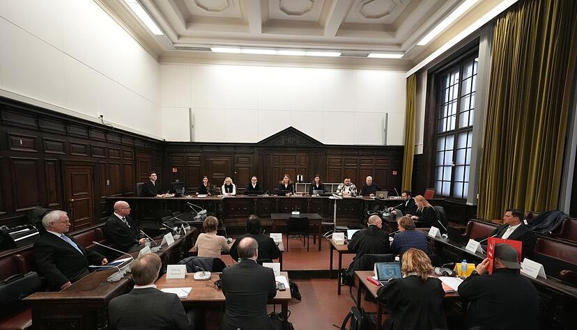 Der 33. Prozesstag begann mit scharfer Kritik der Verteidigung am Verlauf des Verfahrens.