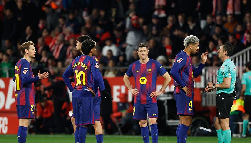 Waren mit der Leistung des Schiedsrichters nicht einverstanden: Die Spieler des FC Barcelona
