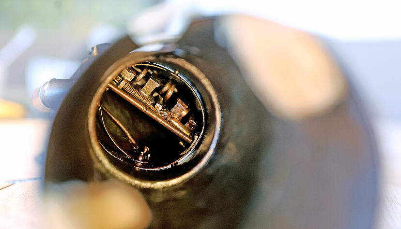 Erinnert in der Mechanik an ein Uhrwerk: die Eisenprothese.