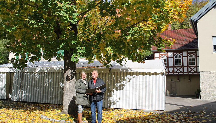Unterkessachs Ortsvorsteherin Dorit Ewers und Widderns stellvertretender B&uuml;rgermeister G&uuml;nter Vogel mit den Pl&auml;nen zur Neugestaltung des ehemaligen Ortskerns.