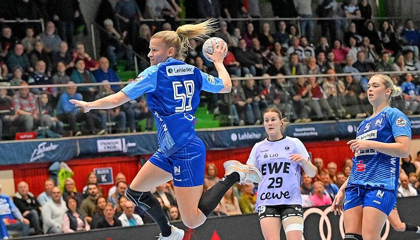 Tempogegenstöße waren für die Sport-Union Neckarsulm in der ersten Hälfte ein probates Mittel zum Erfolg. Ausgerechnet in dieser Szene scheiterte Antje Döll (am Ball) allerdings an Oldenburgs Torhüterin Madita Kohorst. Tempogegenstöße waren für die Sport-Union Neckarsulm in der ersten Hälfte ein probates Mittel zum Erfolg. Ausgerechnet in dieser Szene scheiterte Antje Döll (am Ball) allerdings an Oldenburgs Torhüterin Madita Kohorst.