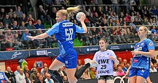 Tempogegenst&ouml;&szlig;e waren f&uuml;r die Sport-Union Neckarsulm in der ersten H&auml;lfte ein probates Mittel zum Erfolg. Ausgerechnet in dieser Szene scheiterte Antje D&ouml;ll (am Ball) allerdings an Oldenburgs Torh&uuml;terin Madita Kohorst.