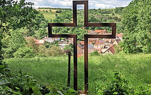 Das Kreuz ist die vorletzte Station auf dem Weg. Im Hintergrund zeigt sich bereits der Ort Crispenhofen. Das Kreuz ist die vorletzte Station auf dem Weg. Im Hintergrund zeigt sich bereits der Ort Crispenhofen.