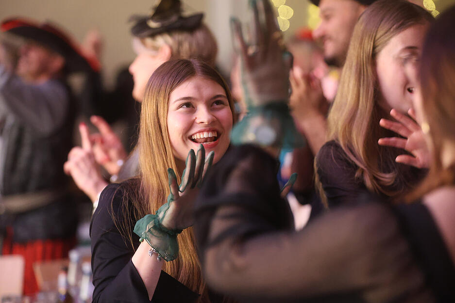 Die G&auml;ste feiern bei der Prunksitzung der Carneval-Gesellschaft Heilbronn mit.