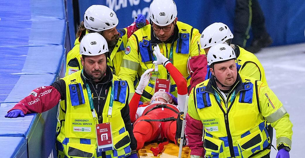 Kamila Sellier wird vom Eis gebracht und gestikuliert ins Publikum.