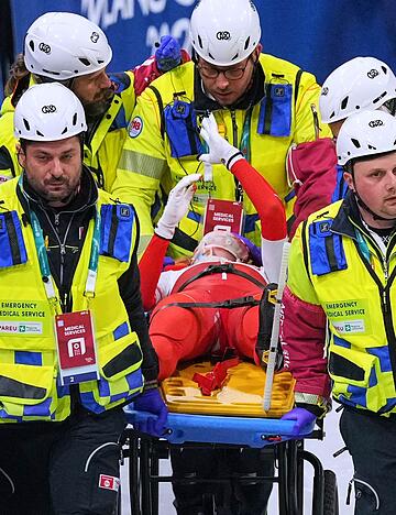 Kamila Sellier wird vom Eis gebracht und gestikuliert ins Publikum.