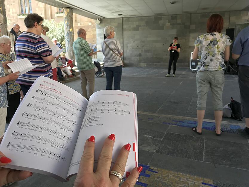 Das offene Singen zieht Passanten und auch zahlreiche Sänger an. Das offene Singen zieht Passanten und auch zahlreiche Sänger an.