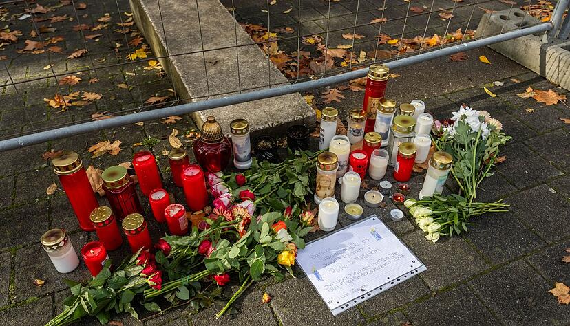 Blumen und Kerzen liegen vor der Schule in Offenburg, in der sich die Bluttat ereignete. Die Sonderkommission «Mühlbach» ermittelt in dem Fall. Das Motiv des mutmaßlichen Täters war lange unklar. Die Polizei hat sich nun mit neuen Erkenntnisse aus den Ermittlungen gemeldet. Blumen und Kerzen liegen vor der Schule in Offenburg, in der sich die Bluttat ereignete. Die Sonderkommission «Mühlbach» ermittelt in dem Fall. Das Motiv des mutmaßlichen Täters war lange unklar. Die Polizei hat sich nun mit neuen Erkenntnisse aus den Ermittlungen gemeldet.