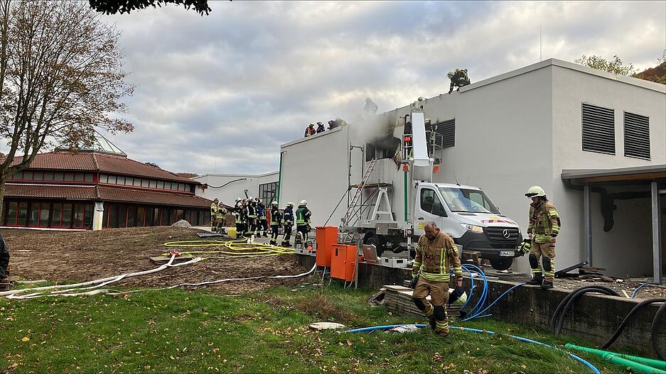 In der Wand des Solebad Niedernhall klafft ein Loch, aus dem der Rauch entweicht. In der Wand des Solebad Niedernhall klafft ein Loch, aus dem der Rauch entweicht.