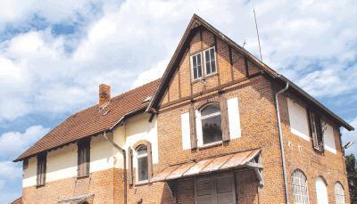 Wie gut die Substanz des Bahnhofs Neuenstadt ist, untersucht derzeit Bauhistoriker Gerd Schäfer aus Schwäbisch Hall. Grundsätzlich kann der Klinkerbau vielleicht schon in wenigen Jahren wieder genutzt werden.Foto: Waltraud Langer Wie gut die Substanz des Bahnhofs Neuenstadt ist, untersucht derzeit Bauhistoriker Gerd Schäfer aus Schwäbisch Hall. Grundsätzlich kann der Klinkerbau vielleicht schon in wenigen Jahren wieder genutzt werden.Foto: Waltraud Langer