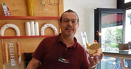 Seit mehr als 30 Jahren verkauft Roberto Alfieri im Obersulmer Eiscafé Italia due Eis. Foto: Sarah Arweiler