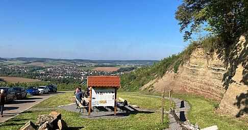 Das neugestaltete Biotop ist zugleich ein schöner Platz, um die Aussicht vom Lindelberg aus zu genießen. Das neugestaltete Biotop ist zugleich ein schöner Platz, um die Aussicht vom Lindelberg aus zu genießen.