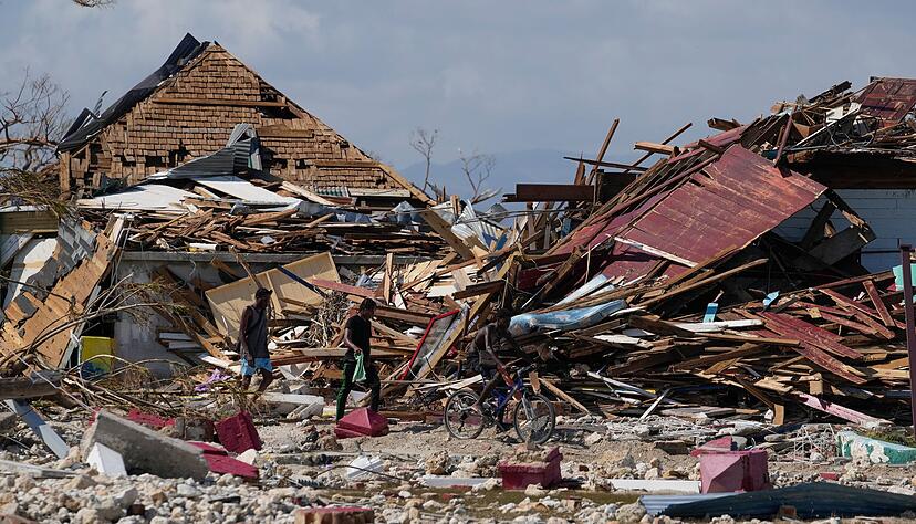 Von der Außenwelt abgeschnittene Jamaikaner sind auf Hilfsgüter angewiesen. Von der Außenwelt abgeschnittene Jamaikaner sind auf Hilfsgüter angewiesen.