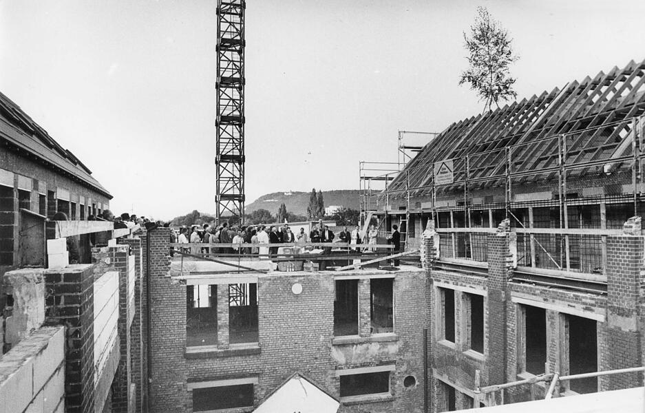 Oktober 1992: Im neuen Heilbronner Wohnkomplex "Marie von Bismarck" wird bereits Richtfest gefeiert. Dieser Bau geh&ouml;rt zu den insgesamt drei Komplexen, die als Bismarckpark auf dem ehemaligen Kuvert-Mayer-Areal entstehen. Das &auml;lteste Kind Bismarcks steht als Pate f&uuml;r den &auml;ltesten Geb&auml;udeteil gegen&uuml;ber vom Robert-Mayer-Gymnasium.