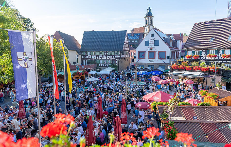 Elf Vereine und Organisationen bieten beim Erlenbacher Weinfest Speis und Trank auf 3700 Quadratmetern Gesamtfläche im historischen Ortskern an.