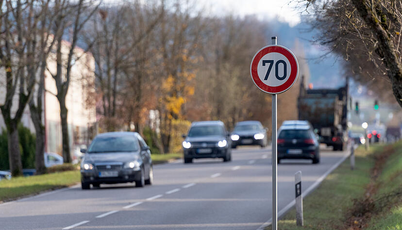Bis zur Ortstafel Richtung L&ouml;wenstein fordert die Gemeinde auf der B39, Tempo 30 zu verl&auml;ngern. Das 70er-Schild soll ausgetauscht werden: Bis zur Kreuzung Neuhausstra&szlig;e/Breit&auml;cker sollen nur noch 50 Kilometer pro Stunde erlaubt sein.