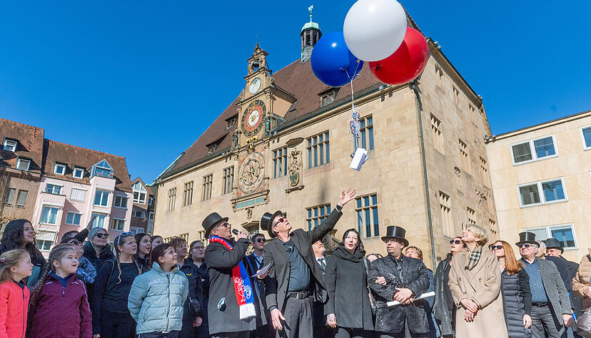 Die CGH-Familie mit Prinzenpaar, Präsident Bindereif, Vize Deininger sowie Bürgermeisterin Christner beim Abschied vom Fastnachts-Gigger.
Foto: Mario Berger Die CGH-Familie mit Prinzenpaar, Präsident Bindereif, Vize Deininger sowie Bürgermeisterin Christner beim Abschied vom Fastnachts-Gigger.
Foto: Mario Berger