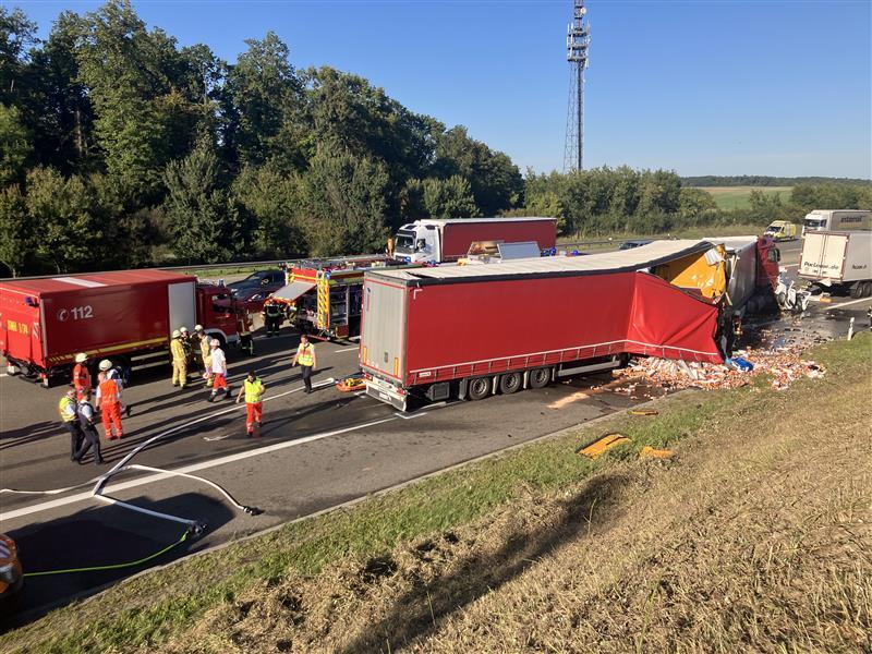Insgesamt vier Fahrzeuge, drei Lkw und ein Auto, sind auf der A6 bei Bad Rappenau aufeinandergekracht. Der Pkw-Fahrer, der mit seinem Fahrzeug zwischen zwei Lkw eingeklemmt worden ist, ist tot.