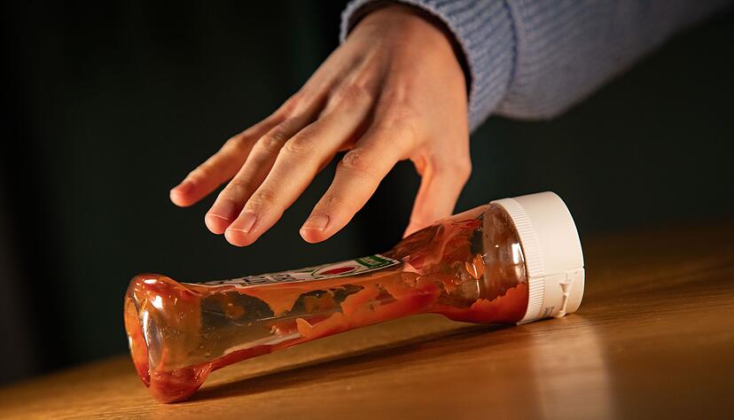 Flasche leer? Mit einem Trick soll sich auch der letzte Rest Ketchup herausholen lassen. Flasche leer? Mit einem Trick soll sich auch der letzte Rest Ketchup herausholen lassen.