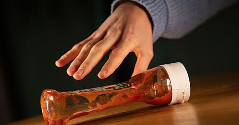 Flasche leer? Mit einem Trick soll sich auch der letzte Rest Ketchup herausholen lassen.