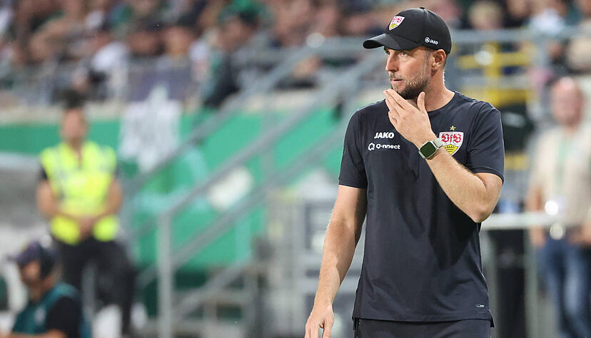 VfB-Trainer Sebastian Hoeneß dürfte zufrieden sein. Seine Mannschaft zieht ungefährdet in die zweite Pokalrunde ein.