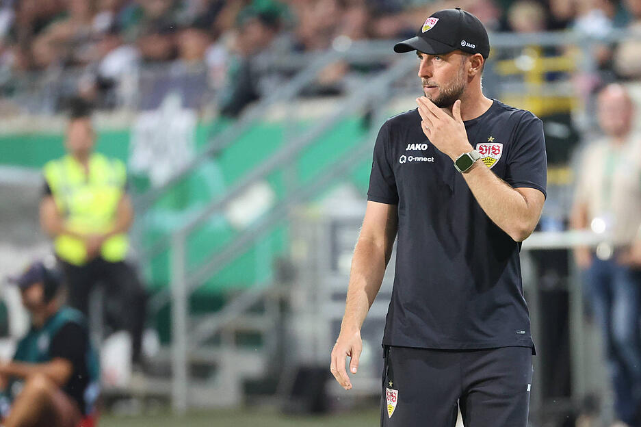 VfB-Trainer Sebastian Hoeneß dürfte zufrieden sein. Seine Mannschaft zieht ungefährdet in die zweite Pokalrunde ein.