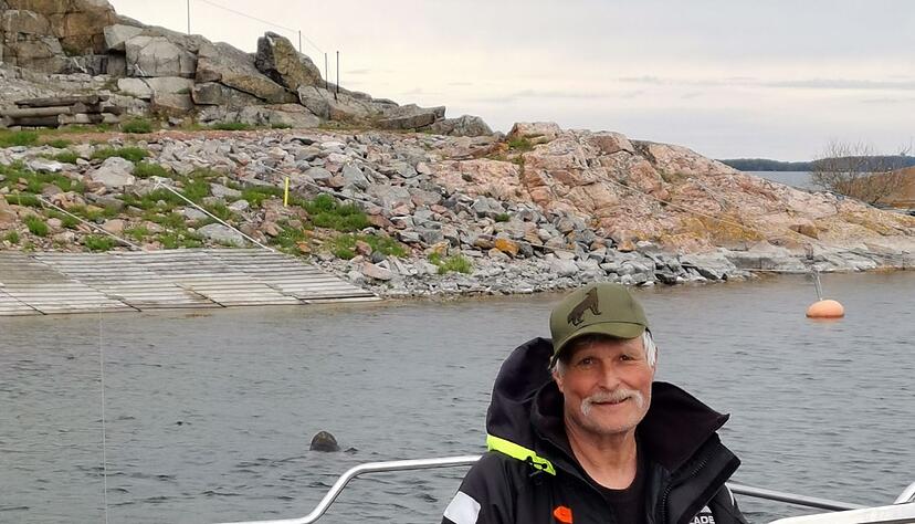Bo-Erik Westberg bietet mit seinem Motorboot Touren zur Pilotinsel Kobba Klintar an.