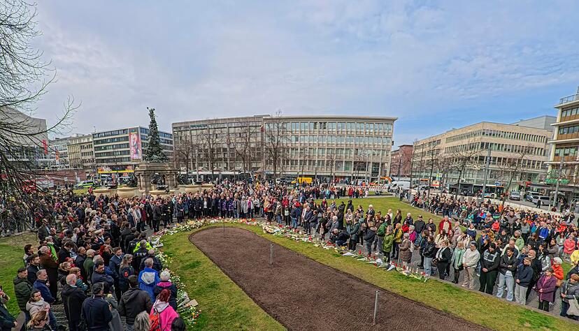 Die Menschen versammelten sich auf dem Paradeplatz.