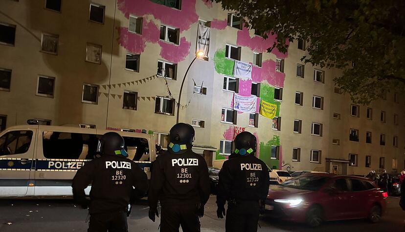 Dutzende Menschen wehren sich in Berlin-Mitte gegen die Räumung von teilweise besetzten Häusern. Dutzende Menschen wehren sich in Berlin-Mitte gegen die Räumung von teilweise besetzten Häusern.