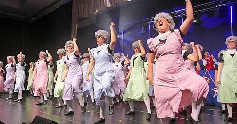 Mit 35 T&auml;nzerinnen beeindruckten die Golden Girls der Showtanzgruppe schon allein aufgrund ihrer B&uuml;hnenpr&auml;senz.
Foto: Harald Schmidt