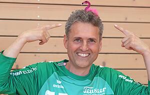 Der Flamingo-Haarreif und die rosafarbene Spange am Trikot geh&ouml;ren f&uuml;r Fleins Trainer Andreas Drauz mittlerweile schon zum normalen Spiel-Outfit.