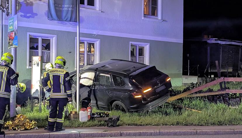 Alle f&uuml;nf Insassen des Autos wurden verletzt, einer von ihnen schwer.