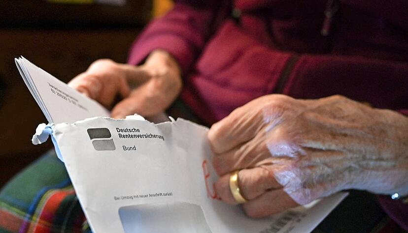 Versicherte erhalten regelmäßig vor Beginn des Ruhestands Informationen zu Beitragzahlungen und die Höhe der zu erwartenden Altersrente. Ob alle Daten korrekt erfasst sind, sollten Beschäftigte frühzeitig klären. Versicherte erhalten regelmäßig vor Beginn des Ruhestands Informationen zu Beitragzahlungen und die Höhe der zu erwartenden Altersrente. Ob alle Daten korrekt erfasst sind, sollten Beschäftigte frühzeitig klären.