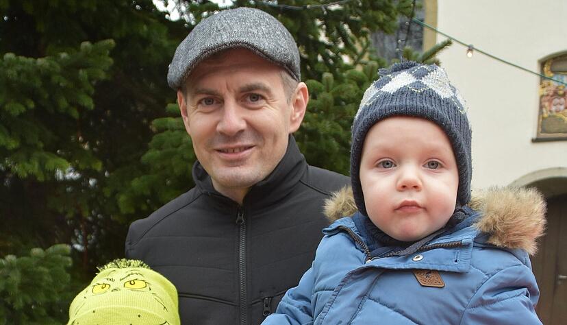 Das D&ouml;rzbacher "Dorfleben pur" feiert Alexej Moser mit seinen S&ouml;hnen Daniel und David bei Fischbr&ouml;tchen und Pommes.