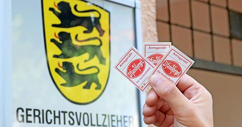 Gerichtsvollzieher haben mitunter einen gef&auml;hrlichen Job. Das Land Baden-W&uuml;rttemberg investiert ab sofort mehr Geld in die Sicherheit der Vollstreckungsbeamten.