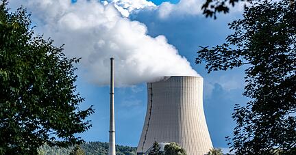 Wasserdampf steigt aus dem Kühlturm des Atomkraftwerks (AKW) Isar 2.