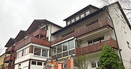 Bis 2019 war das Seniorenheim im Greuthof in Betrieb. Inzwischen hat es einen neuen Eigentümer. Dieser hat dem Landkreis das Gebäude als Flüchtlingsunterkunft angeboten, bis er seine eigenen Pläne umsetzen kann.
Foto: Sabine  Friedrich