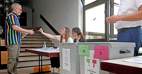 Einmal ausweisen, dann kann f&uuml;r diesen W&auml;hler ein H&auml;kchen im W&auml;hlerverzeichnis im Weinsberger Rathaus gemacht werden.
Fotos: Ralf Seidel