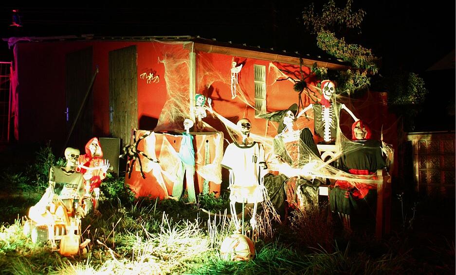 Der Stolz des Hauses: Der sogenannte "Skelettkindergarten". Die Klamotten für die Skelett-Kinder stammen dabei aus dem Kleiderschrank des Sohnes. Der Stolz des Hauses: Der sogenannte "Skelettkindergarten". Die Klamotten für die Skelett-Kinder stammen dabei aus dem Kleiderschrank des Sohnes.