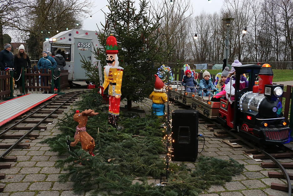Am dritten Advent wird der Bereich hinter dem Bretzfelder Rathaus zum Weihnachtsmarkt.