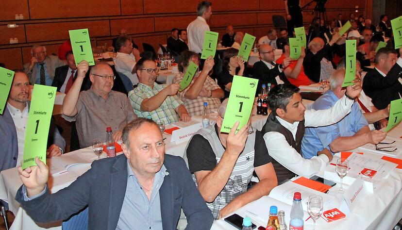 Grün ist die Farbe der Hoffnung. Über die Stimmkarten wurden insgesamt 51 Anträge angenommen oder auch abgelehnt. Auch die Delegierten des Fußballbezirks Unterland stimmten eifrig mit ab. Grün ist die Farbe der Hoffnung. Über die Stimmkarten wurden insgesamt 51 Anträge angenommen oder auch abgelehnt. Auch die Delegierten des Fußballbezirks Unterland stimmten eifrig mit ab.