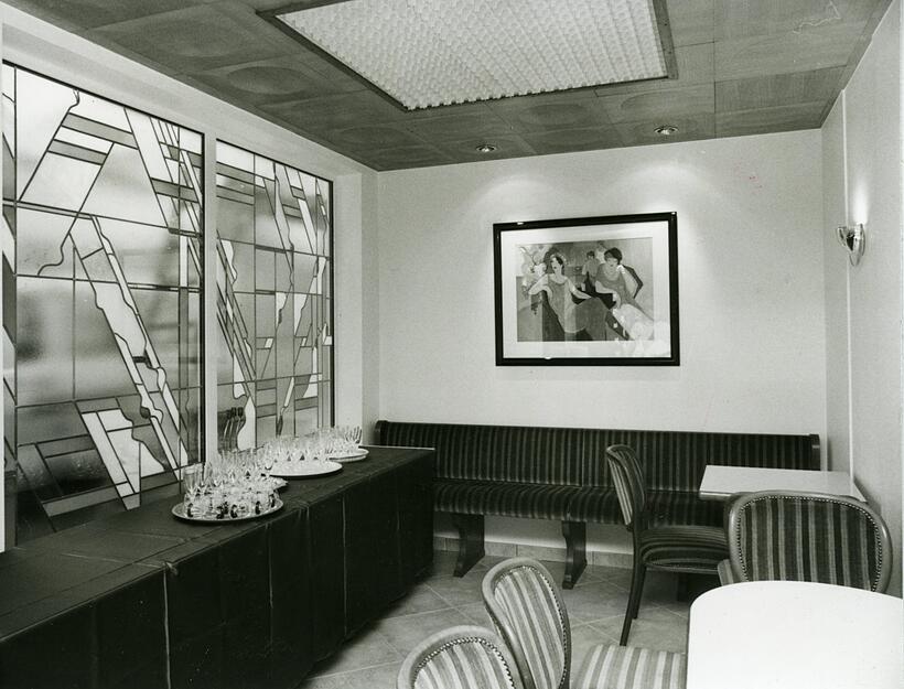 Oktober 1994: Blick ins Café mit den neuen künstlerisch gestalteten Fenstern.